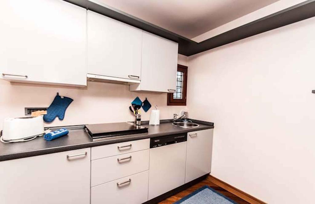 Very Central Apartment In Historical 1600 Palace With Lift A Few Min Walk From San Marco Square Венеция Номер фото