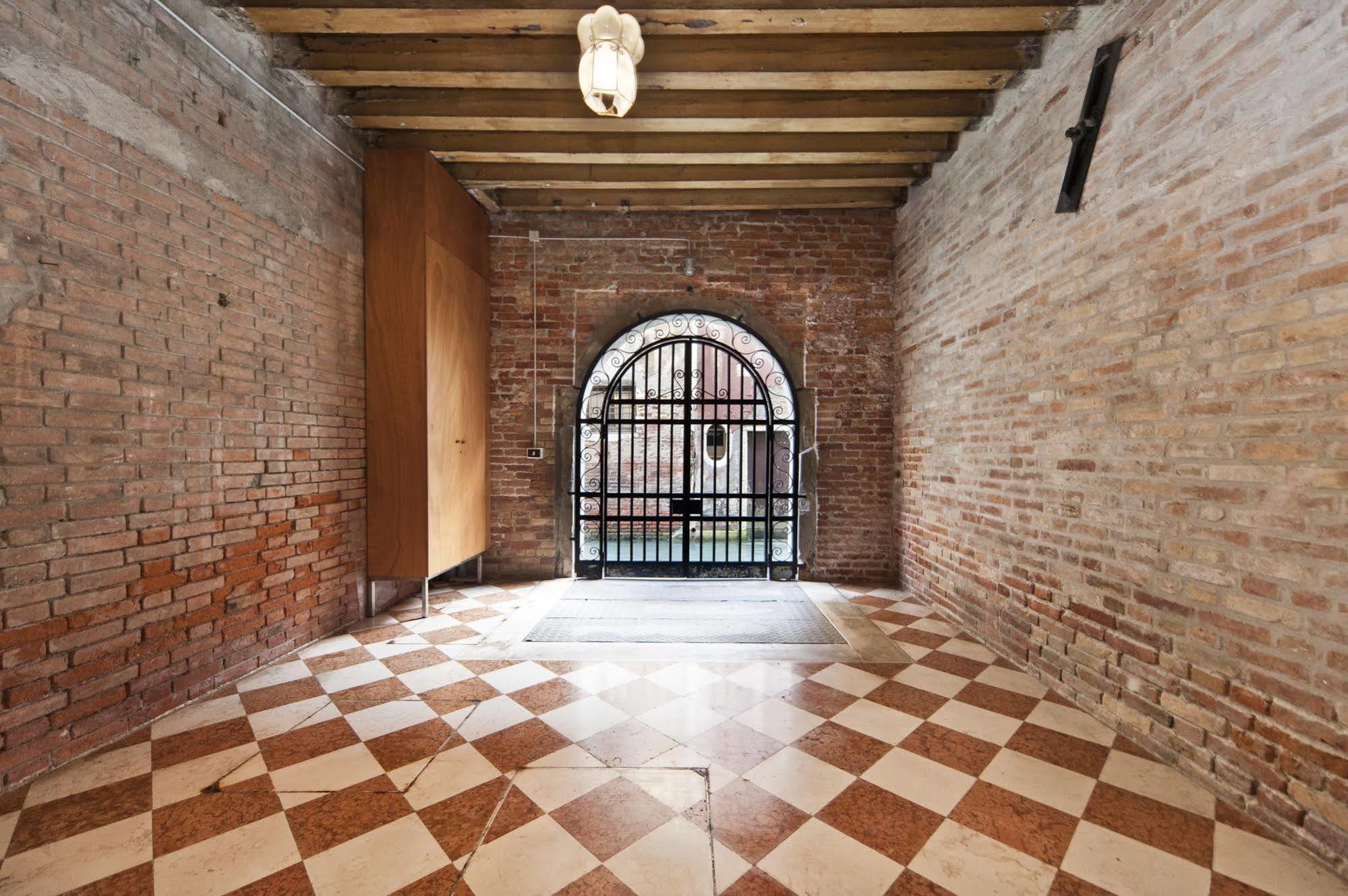 Very Central Apartment In Historical 1600 Palace With Lift A Few Min Walk From San Marco Square Венеция Экстерьер фото