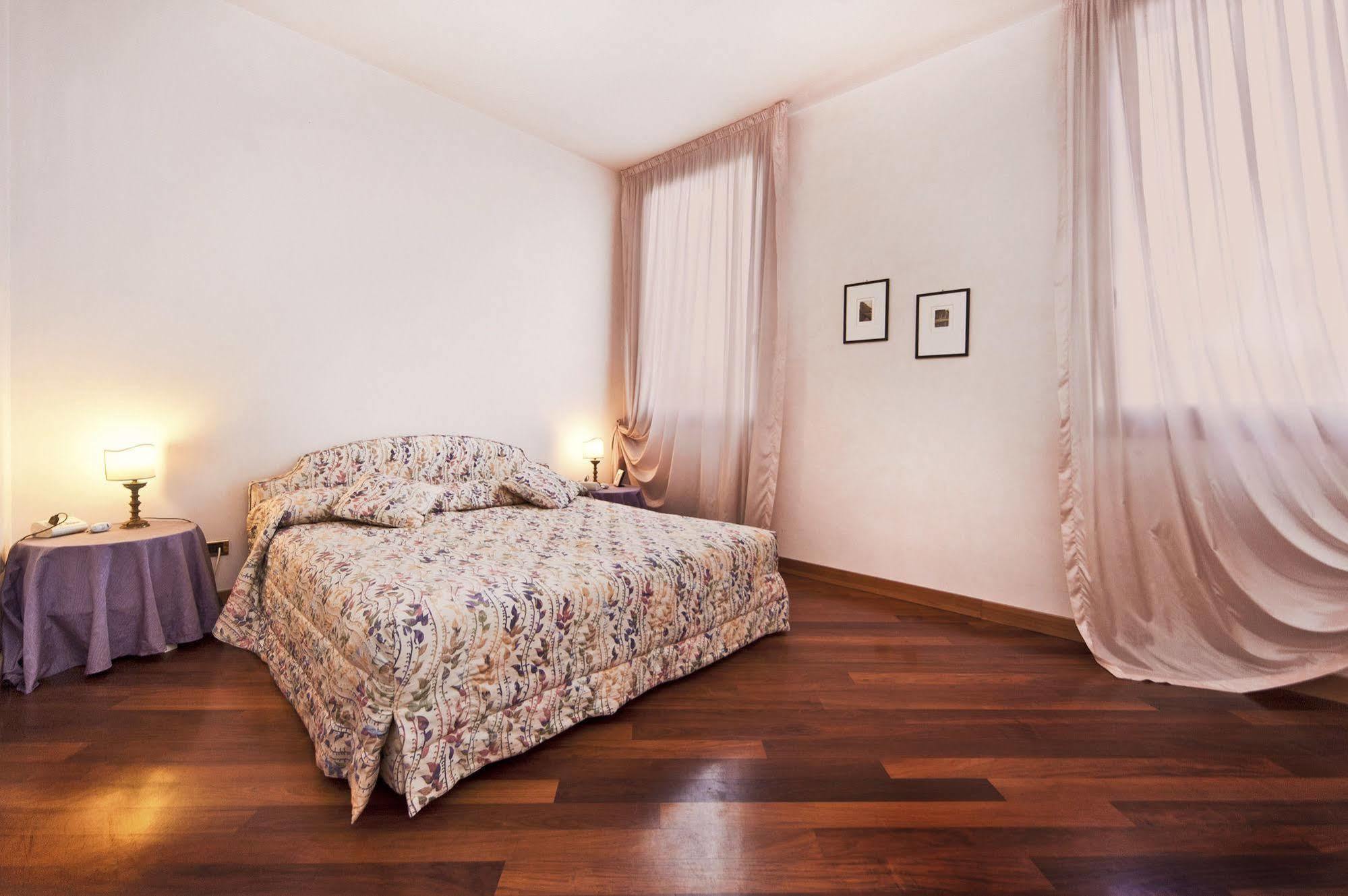 Very Central Apartment In Historical 1600 Palace With Lift A Few Min Walk From San Marco Square Венеция Экстерьер фото