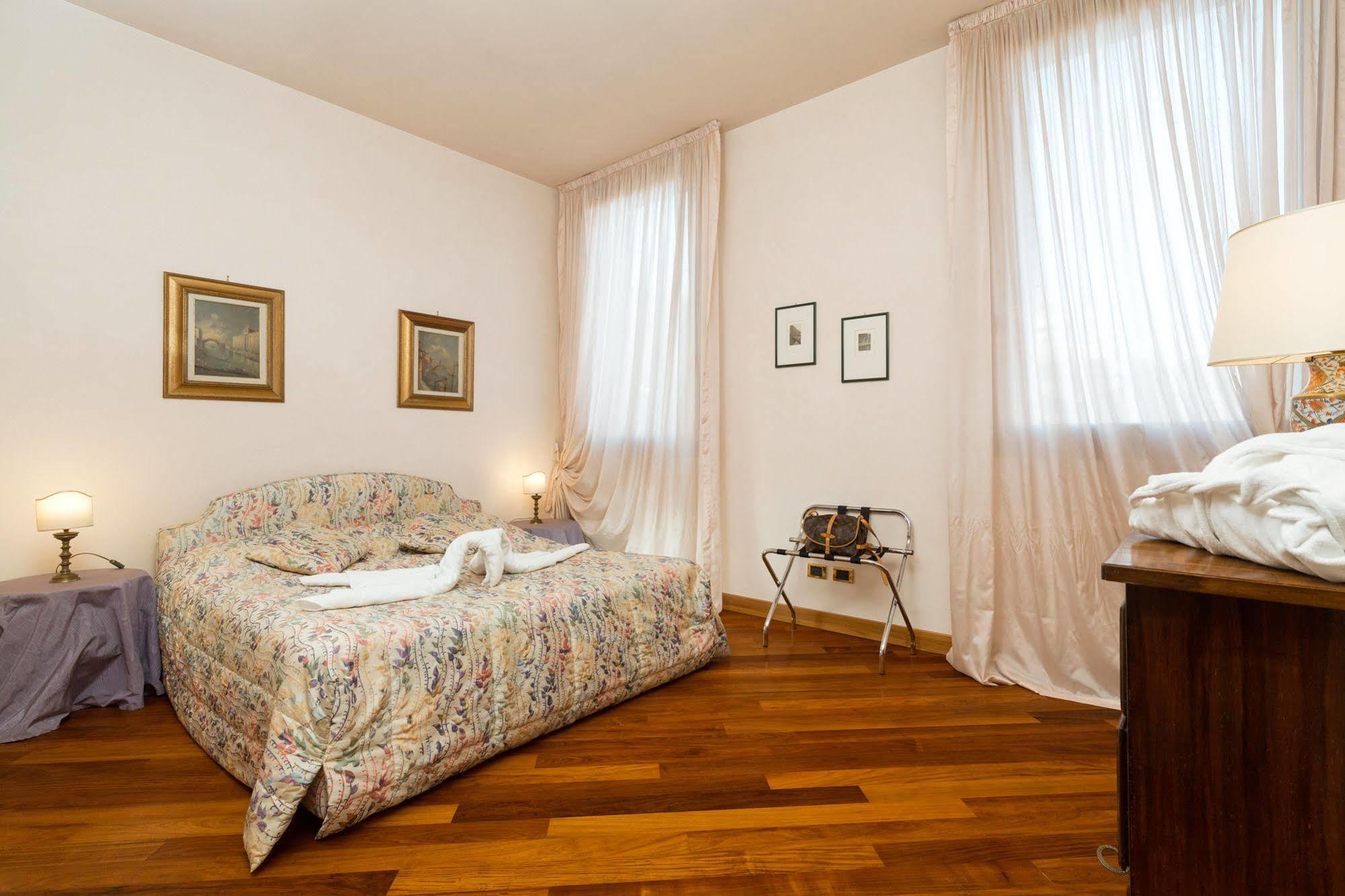 Very Central Apartment In Historical 1600 Palace With Lift A Few Min Walk From San Marco Square Венеция Экстерьер фото
