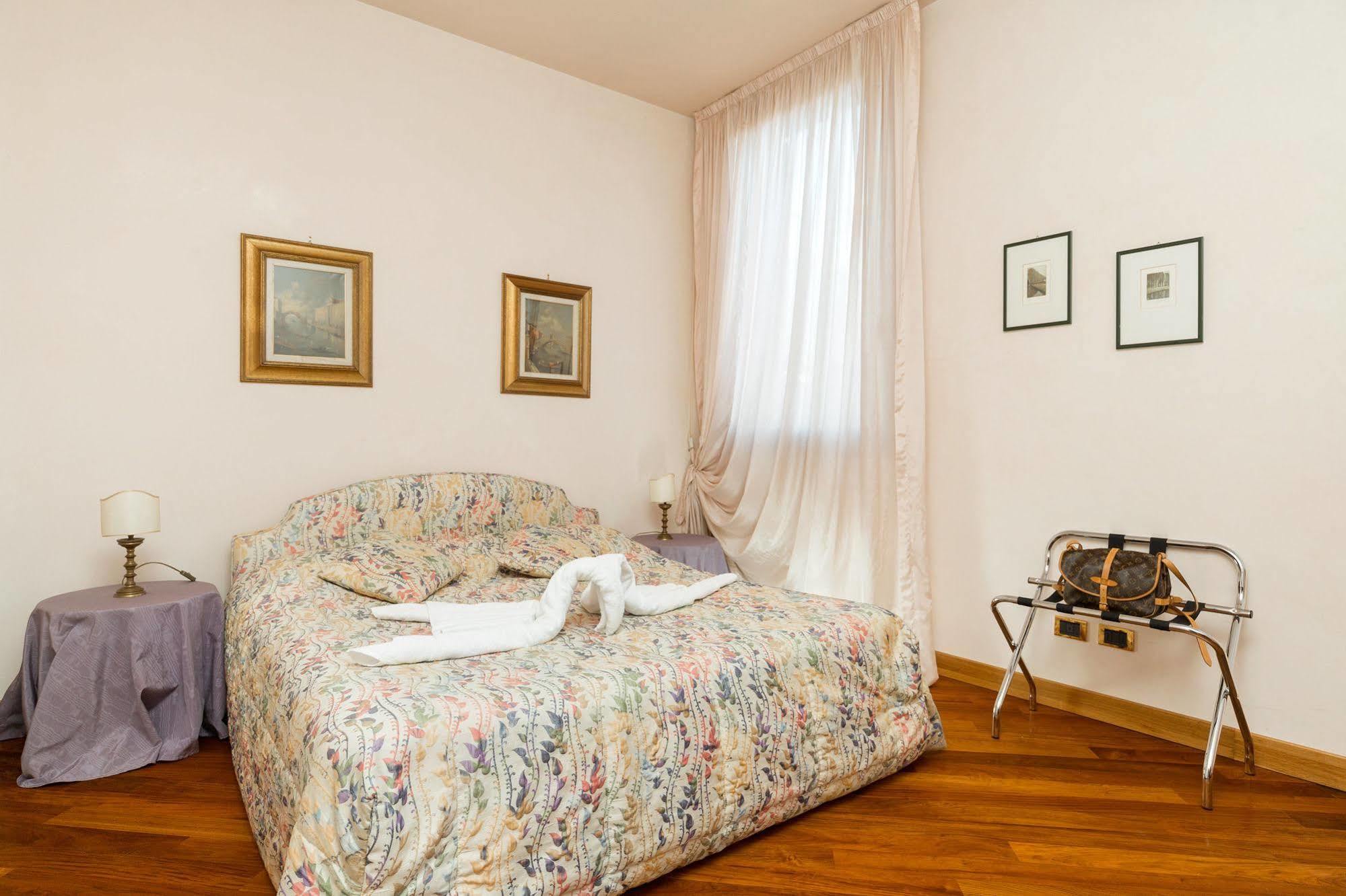 Very Central Apartment In Historical 1600 Palace With Lift A Few Min Walk From San Marco Square Венеция Экстерьер фото