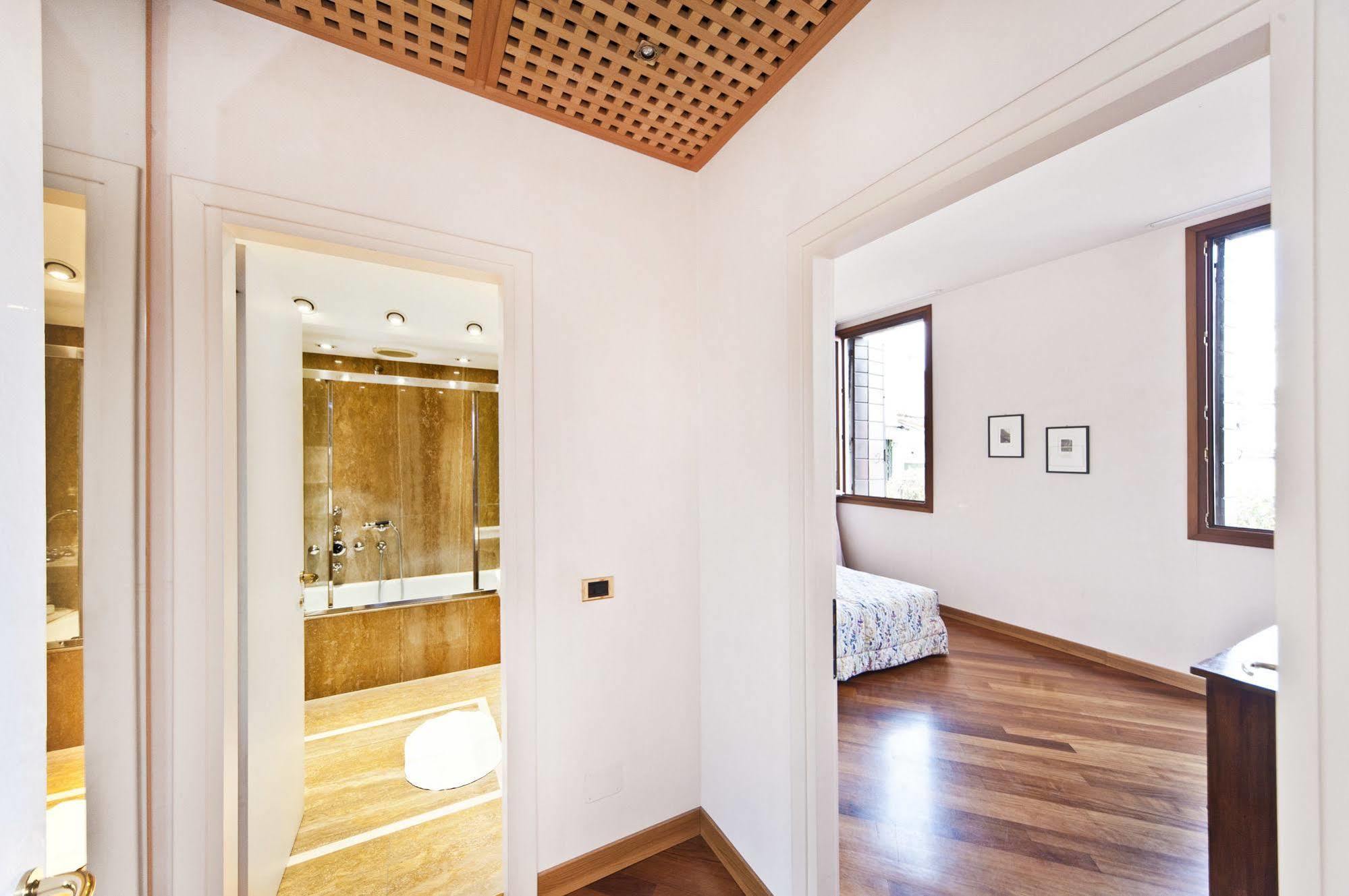 Very Central Apartment In Historical 1600 Palace With Lift A Few Min Walk From San Marco Square Венеция Экстерьер фото
