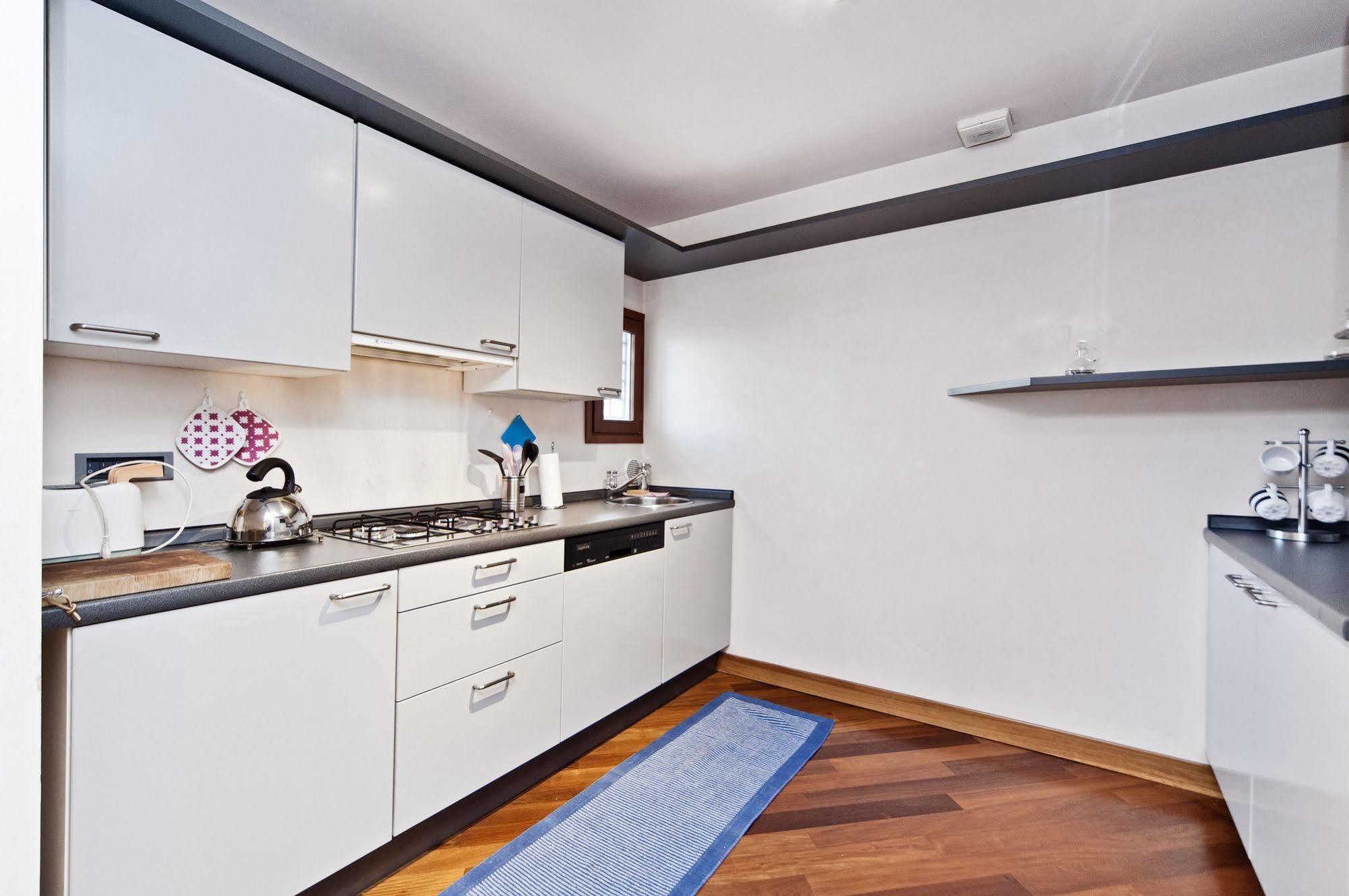 Very Central Apartment In Historical 1600 Palace With Lift A Few Min Walk From San Marco Square Венеция Экстерьер фото