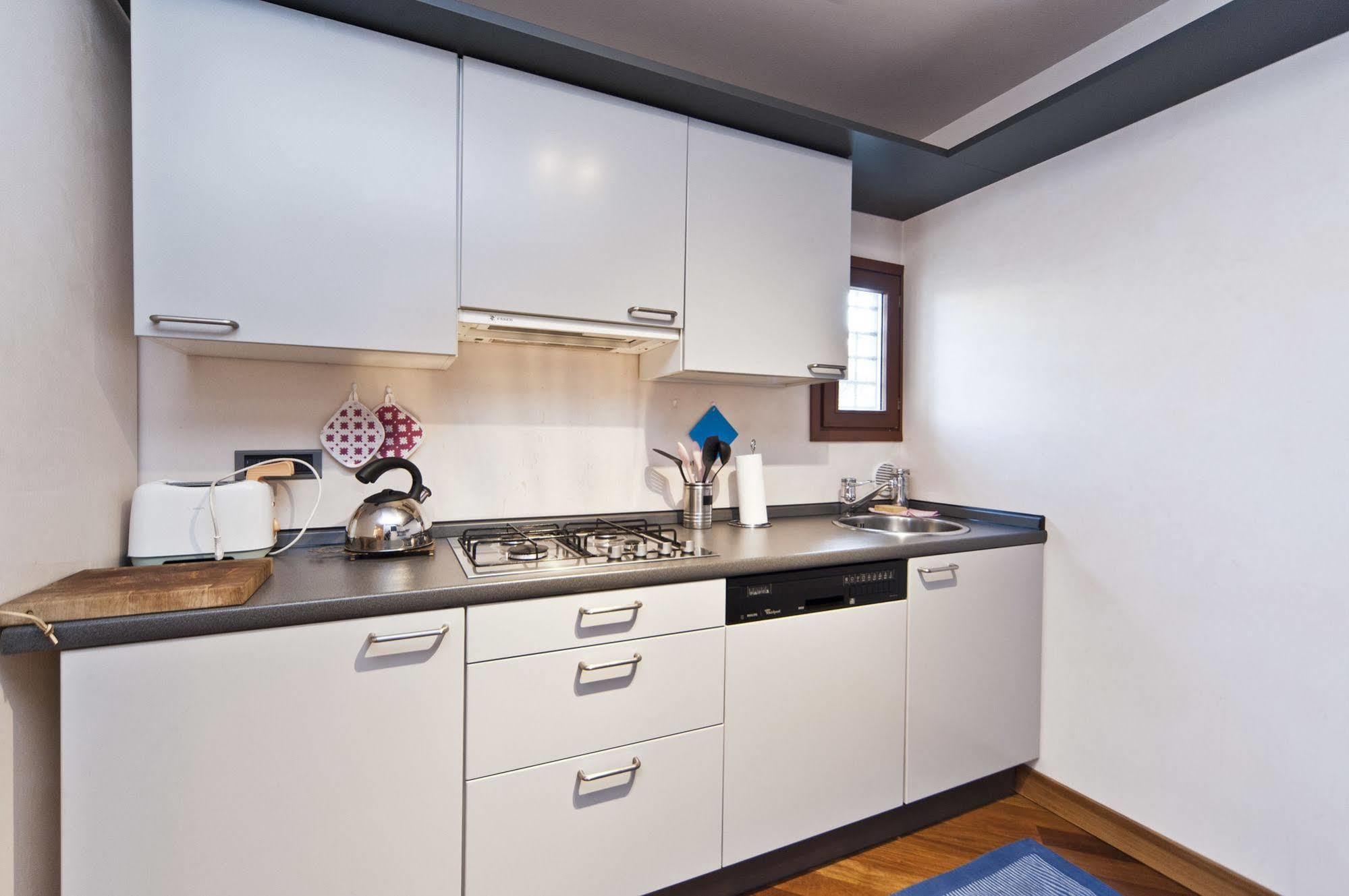 Very Central Apartment In Historical 1600 Palace With Lift A Few Min Walk From San Marco Square Венеция Экстерьер фото